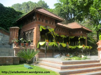 Kuil yang berada di belakang Hotel Himalaya